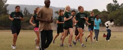 Voluntarias se preparan para su voluntariado como profesoras de deportes en Kenia. Amantes de los deportes calentando durante nuestro voluntariado deportivo en Kenia.